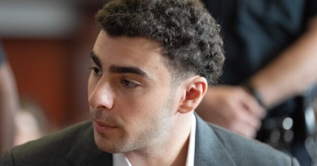 Luigi Mangione in discussions about possible guilty plea in federal case, sources tell CBS News