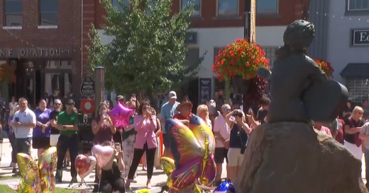 Fans mourn Dolly Parton at Dollywood in Tennessee