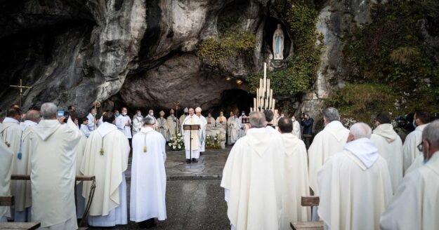 A visit to Lourdes, the site of mystery and medical miracles | 60 Minutes