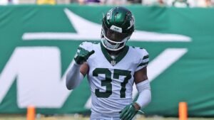 Jets CB Qwan’tez Stiggers taken off in ambulance at training camp