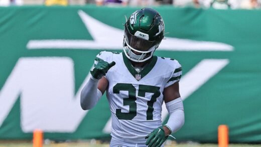 Jets CB Qwan’tez Stiggers taken off in ambulance at training camp