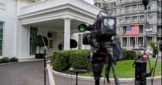 White House still turning away some media outlets despite order