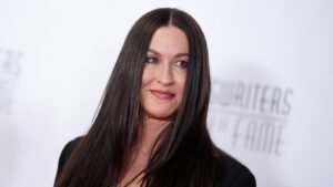 Alanis Morissette Sues Tour Manager for Extortion Over Airport Drugs