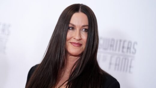 Alanis Morissette Sues Tour Manager for Extortion Over Airport Drugs