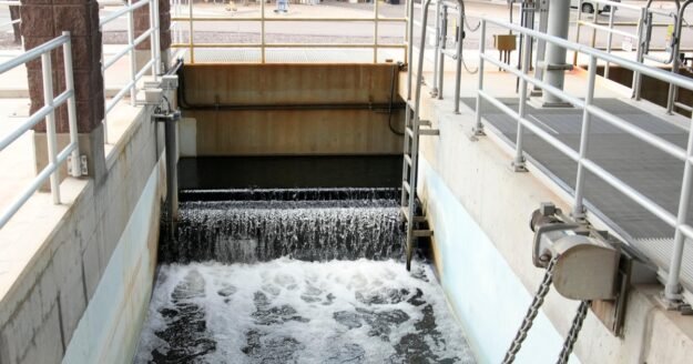 Election year “poop water” claims lead wealthy suburb to drop recycling plan