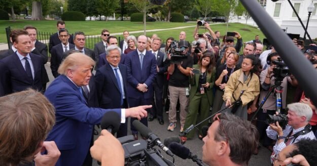 Trump and major AI executives sign “morally binding” voluntary controls: “It’s almost like a constitution”