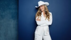 Lainey Wilson to Return as Host of 2026 CMA Awards