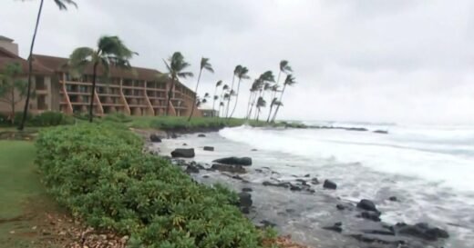 State of emergency in Hawaii as Hurricane Lowell approaches