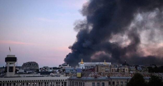 Russian strikes on Kyiv resume after Witkoff, Kushner peace talks with Putin and Zelenskyy