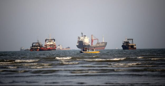 Oil prices jump to near 4-month high as Oman-Iran talks on Strait of Hormuz postponed