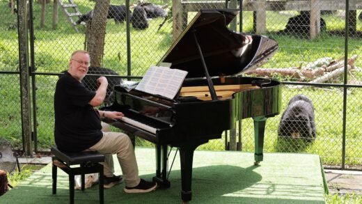 Yes’ Rick Wakeman Performs Show for Rescue Bears at Animal Sanctuary