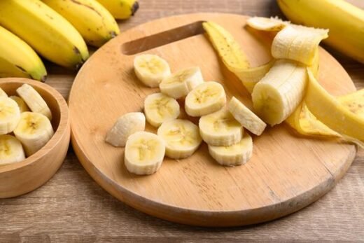 Sliced banana stays fresh for 4 days without browning if stored with 1 item