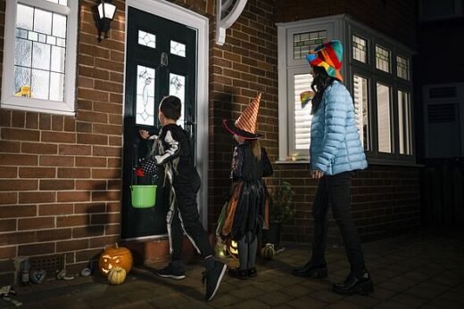 Police settle debate on whether you can report door-knocking children this Halloween