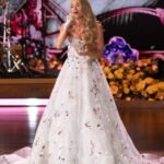 Carrie Underwood Sings ‘I Will Always Love You’ at Dolly Parton Show