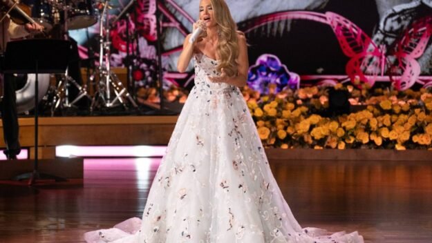 Carrie Underwood Sings ‘I Will Always Love You’ at Dolly Parton Show