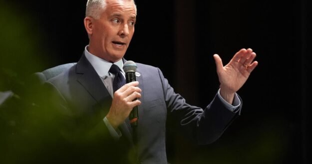 As David Jolly aims to turn Florida governor’s office blue, he confronts his prior ties to an alleged fraudster