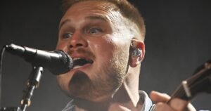 Zach Bryan wears “Free Palestine” shirt at Gillette Stadium concert weeks after Macklemore-Robert Kraft controversy