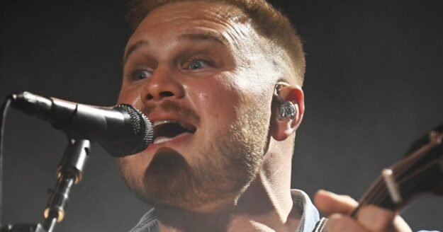 Zach Bryan wears “Free Palestine” shirt at Gillette Stadium concert weeks after Macklemore-Robert Kraft controversy