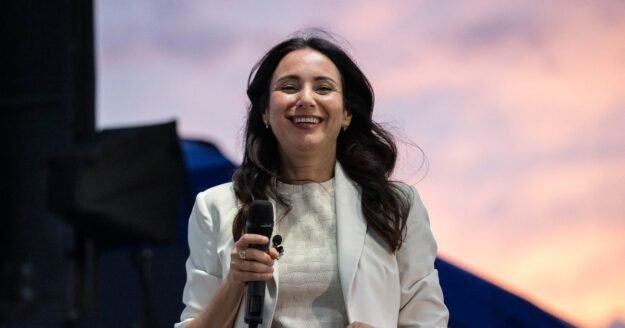 As Democrats predict a Hispanic wave in Texas, Hinojosa is taking her pitch ringside to Latino men