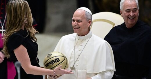 Pope Leo meets with Villanova and Notre Dame basketball teams at the Vatican