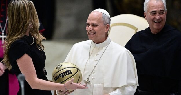 Pope Leo meets with Villanova and Notre Dame basketball teams at the Vatican