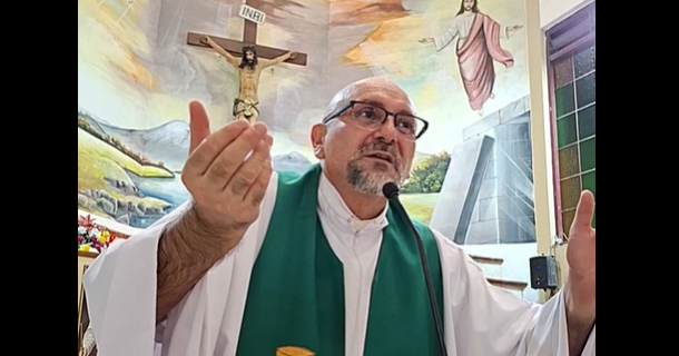 Falling crucifix kills priest during livestreamed Mass in Ecuador